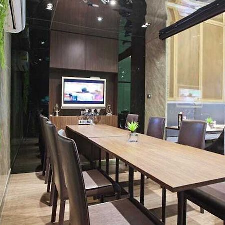 V Residence Serviced Apartment Bangkok Extérieur photo