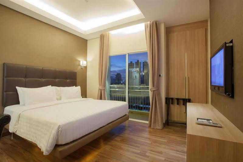 V Residence Serviced Apartment Bangkok Extérieur photo