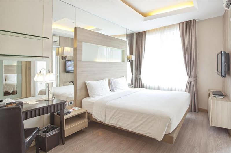 V Residence Serviced Apartment Bangkok Extérieur photo