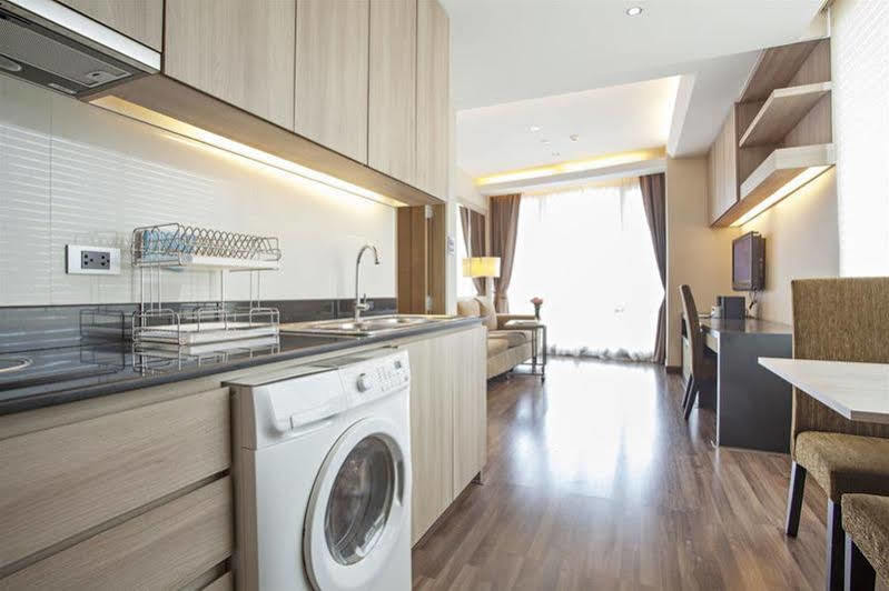 V Residence Serviced Apartment Bangkok Extérieur photo