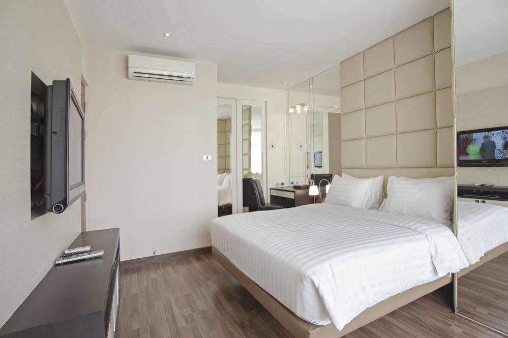V Residence Serviced Apartment Bangkok Extérieur photo